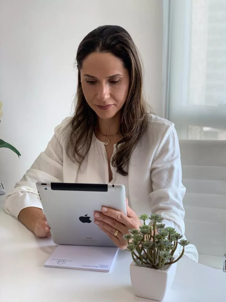 Dra Carolina Carneiro - Dentista na Zona Sul, Rio de Janeiro | Tratamento de Canal, Implante, Prótese