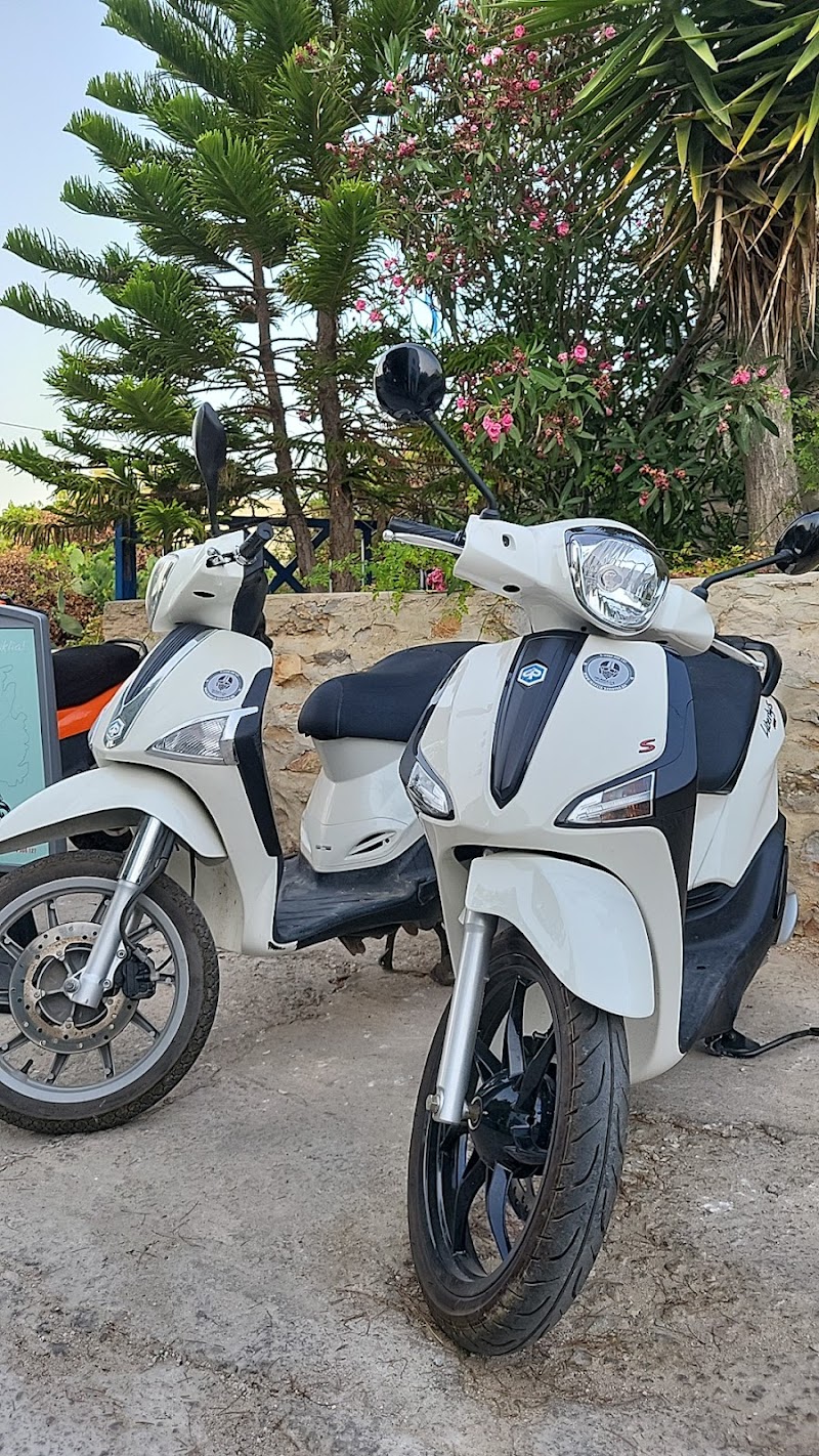 Iraklia Scooter Roussos