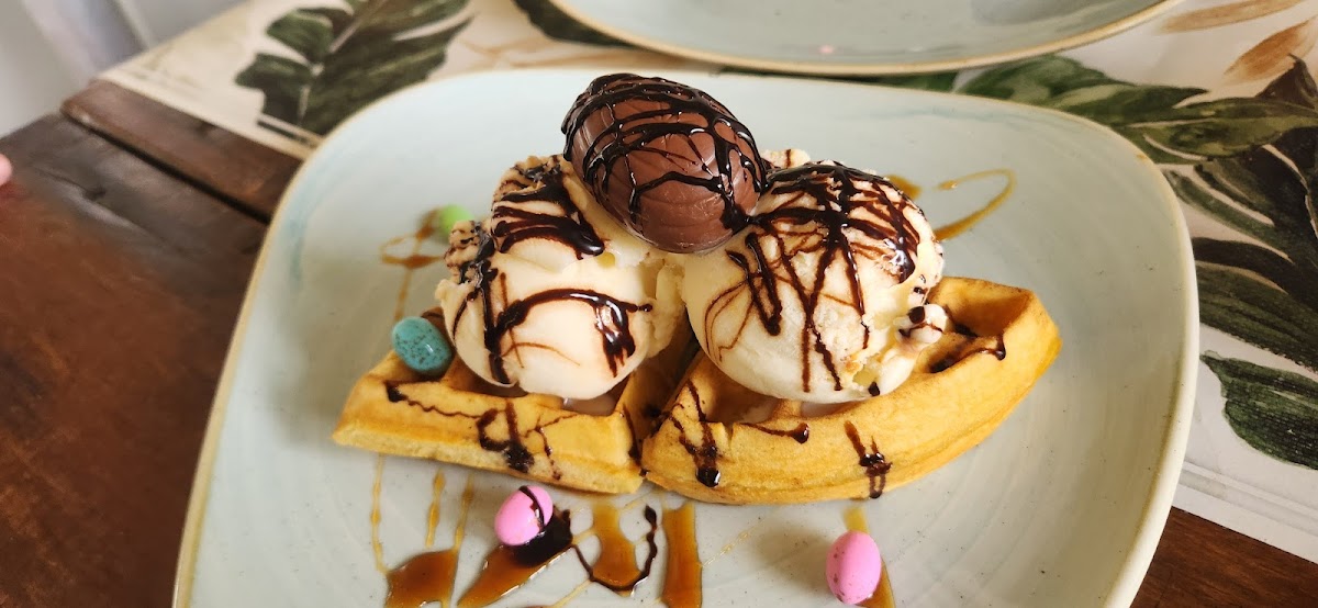 TWIN TREES Waffle House, Pizzeria, Restaurant and Wine Boutique — photo 3
