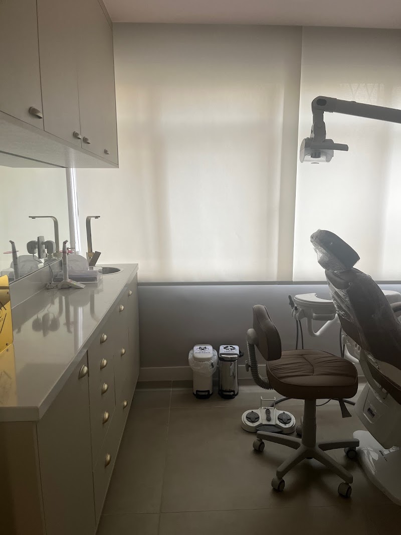 DENT IMPLAN. Clínica Odontológica/Dra Vanessa Pacheco - foto 4