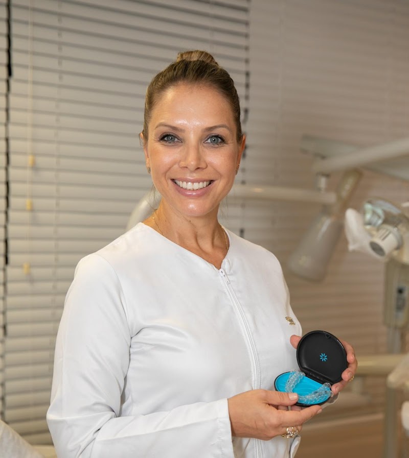 COMD - Clínica especializada em lentes de porcelana - Odontologia Estética - Implante, Invisalign, Cirurgias bucais - foto 2