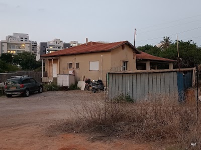 עמוס יוגב - אין כלבים רעים - אילוף ללא חטיפים - פנסיון ביתי ללא כלובים - מעון יום