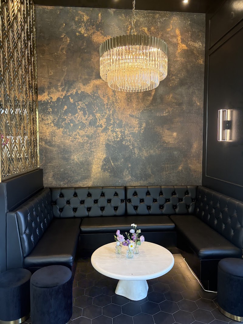 Crispy garlic fries with house dipping sauce