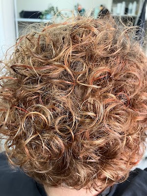 Snip Curl Hairdressing