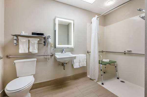 Photo by Clarion Pointe Louisville East