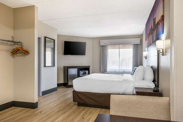 Photo by Clarion Pointe Louisville East