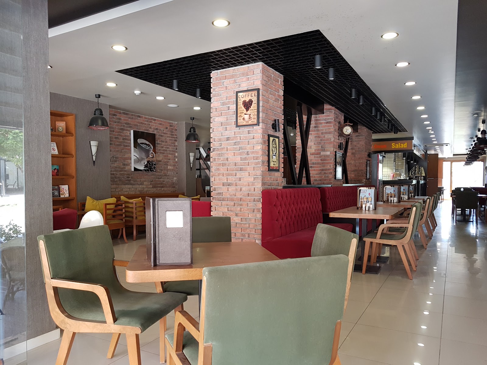 Pella Cafe mekanı