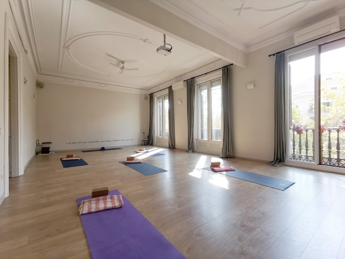 Mandiram Escuela de Yoga Eixample — 3