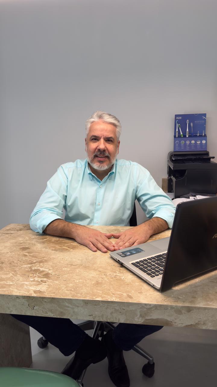 Cirurgia dos sisos e implantes dentários com especialista.