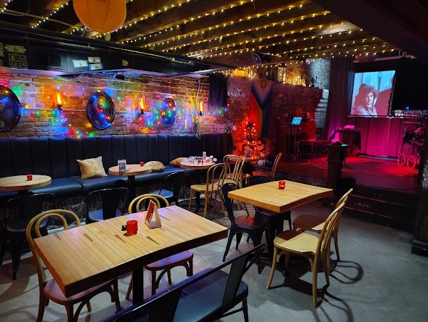 THE MISFIT LOU exterior