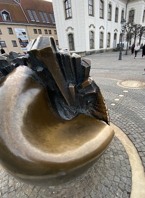 "Erde und Planeten" zur Erinnerung an die Dresdner Bastionen (1988; Vinzenz Wanitschke)