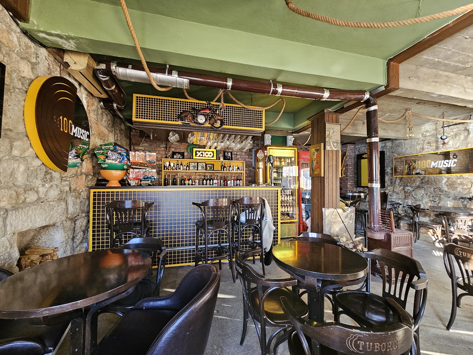 Cafe N Bistro & Pub mekanı