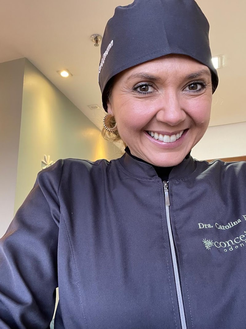 Dra Carolina Flores | Dentista Menino Deus | Implantes | Próteses | Lentes de Contato | Clareamento Dental
