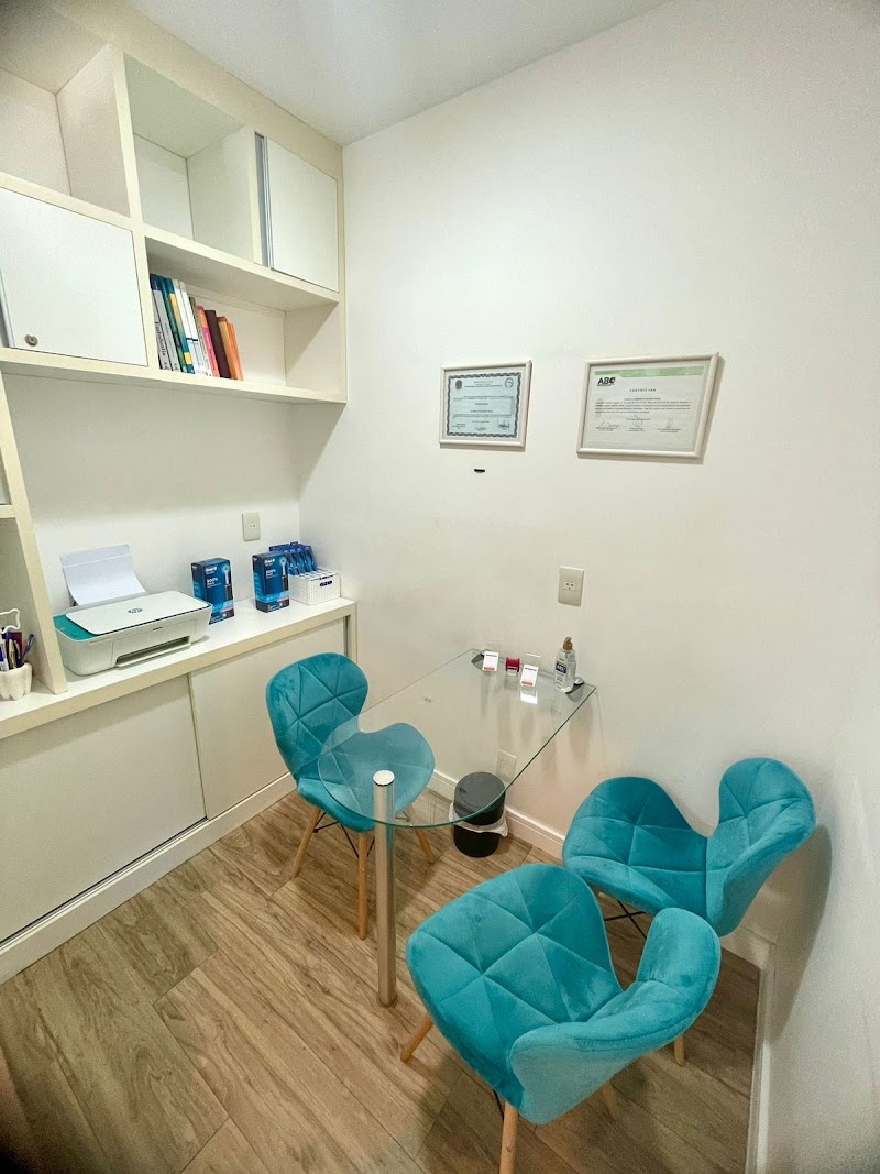 Dra Carolina Flores | Dentista Menino Deus | Implantes | Próteses | Lentes de Contato | Clareamento Dental - foto 4