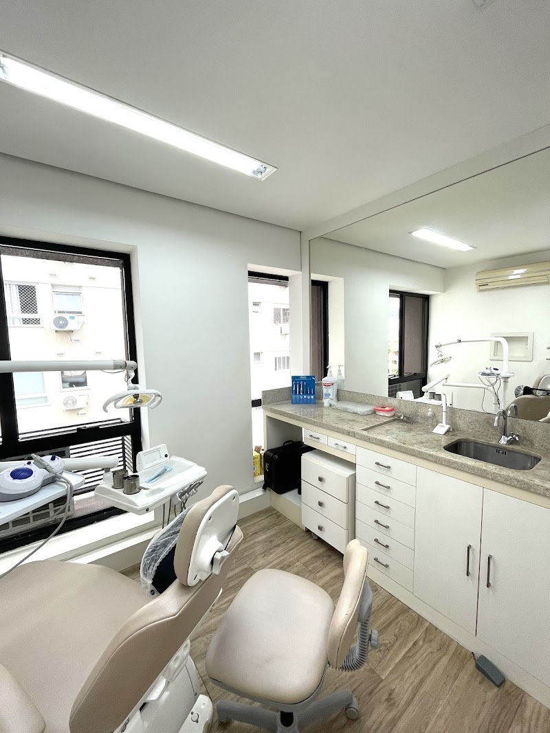 Dra Carolina Flores | Dentista Menino Deus | Implantes | Próteses | Lentes de Contato | Clareamento Dental - foto 3