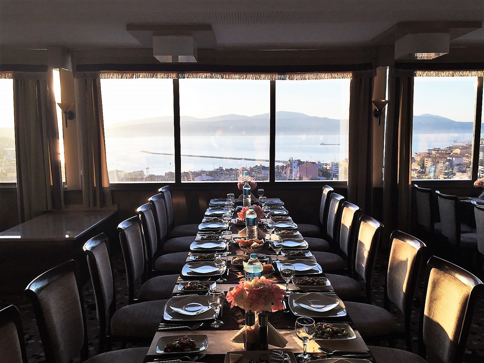 Roof/Sunset Restaurant mekanı