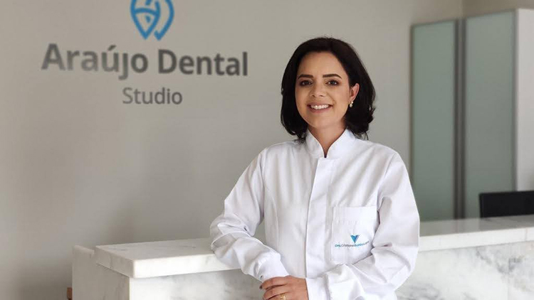 Dra. Cristiane Gobbo Lopes - Endodontia especializada