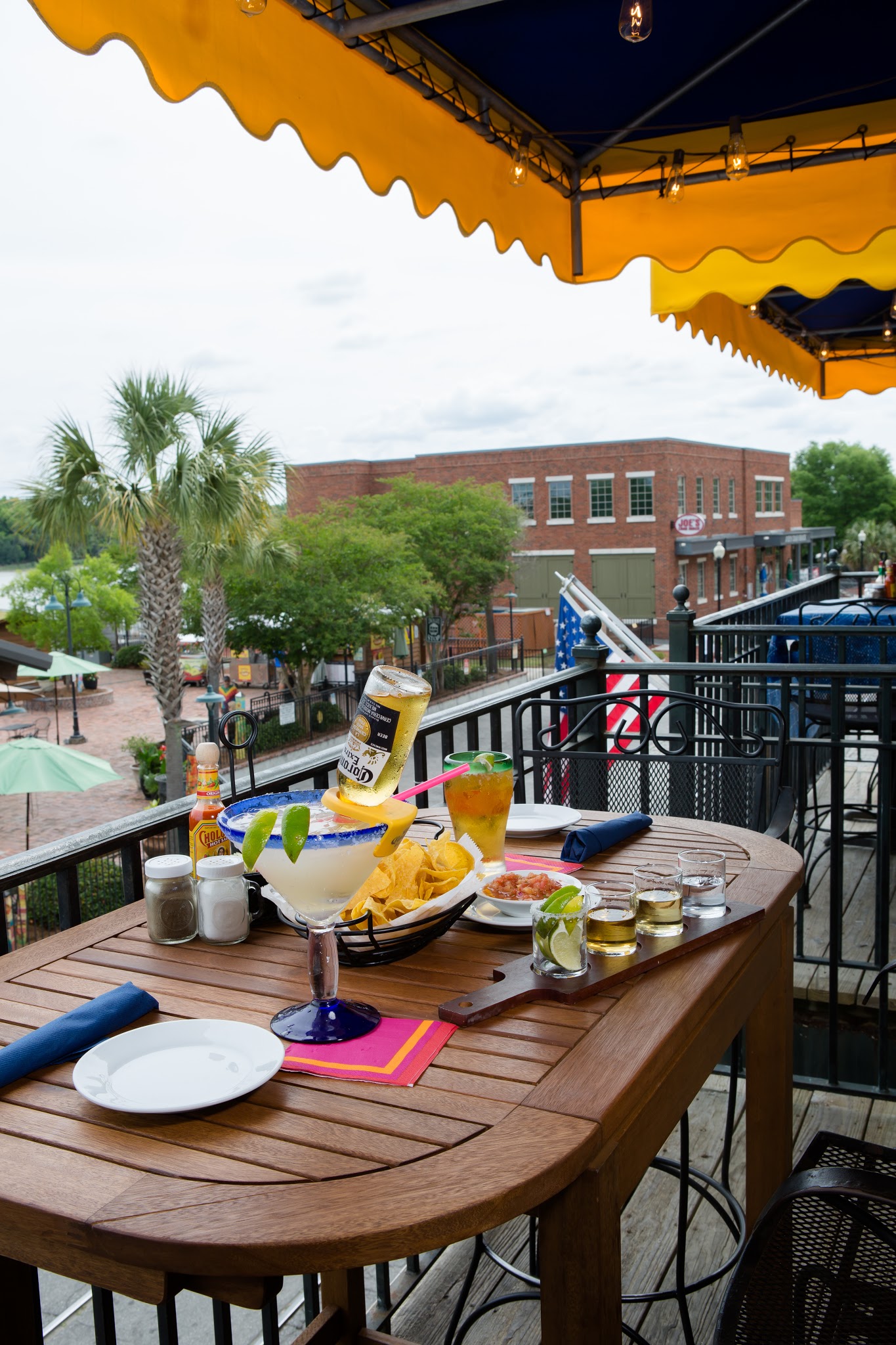 Lizzy's Burger Bar & Grill
