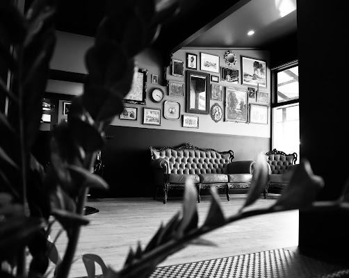 Ambroise Paré barber lounge