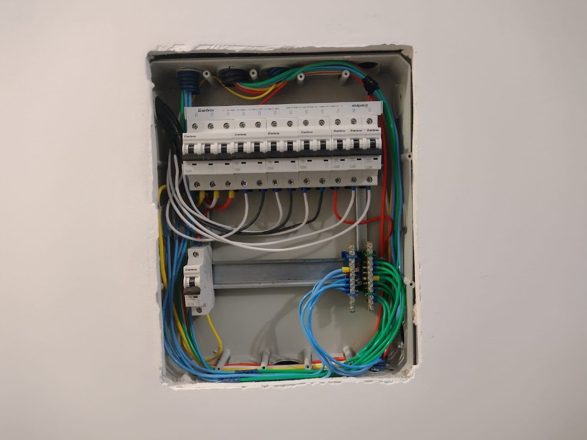 MC SOLUÇÕES ELÉTRICAS ( ELETRICISTA )