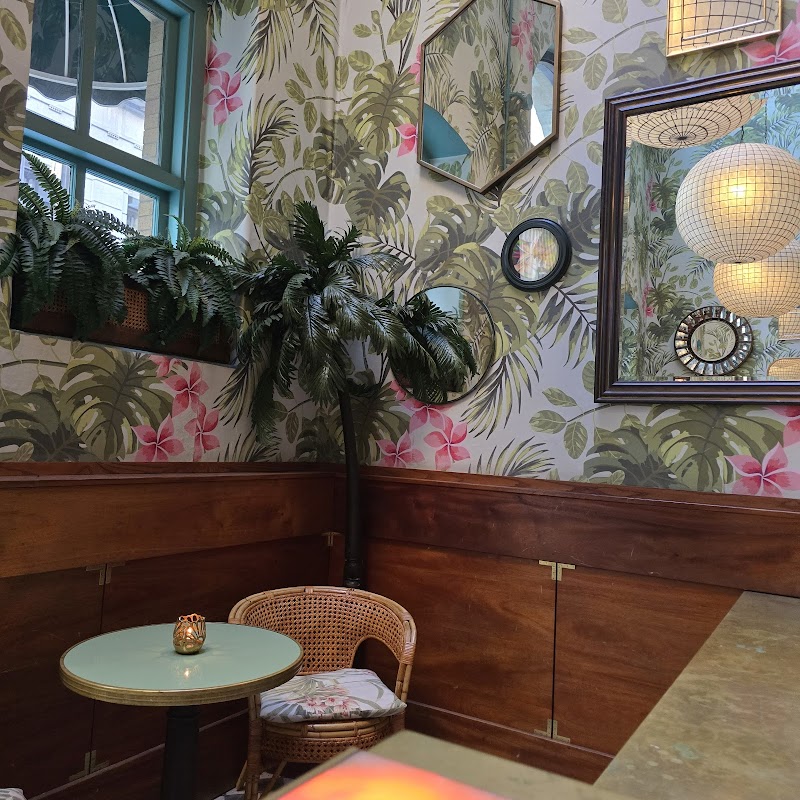 Old-school, posh vibe with tropical touches