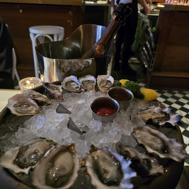 Fresh, high-quality oysters and seafood