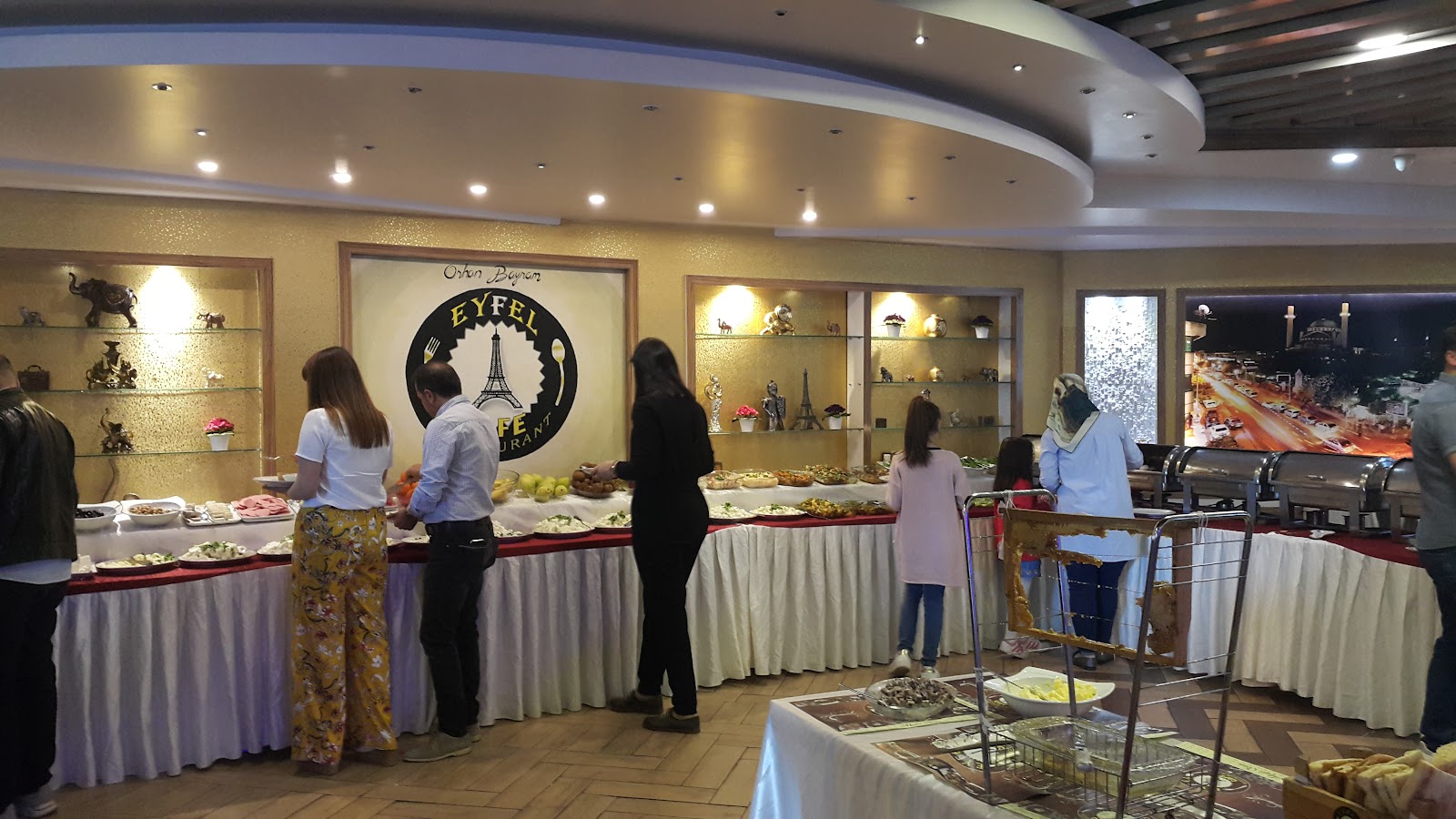Eyfel Cafe & Restaurant mekanı
