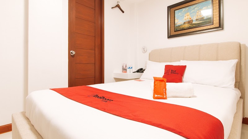 RedDoorz near Mercado del Lago