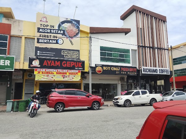 Ayam Gepuk Pak Raden Bertam - Photo 1