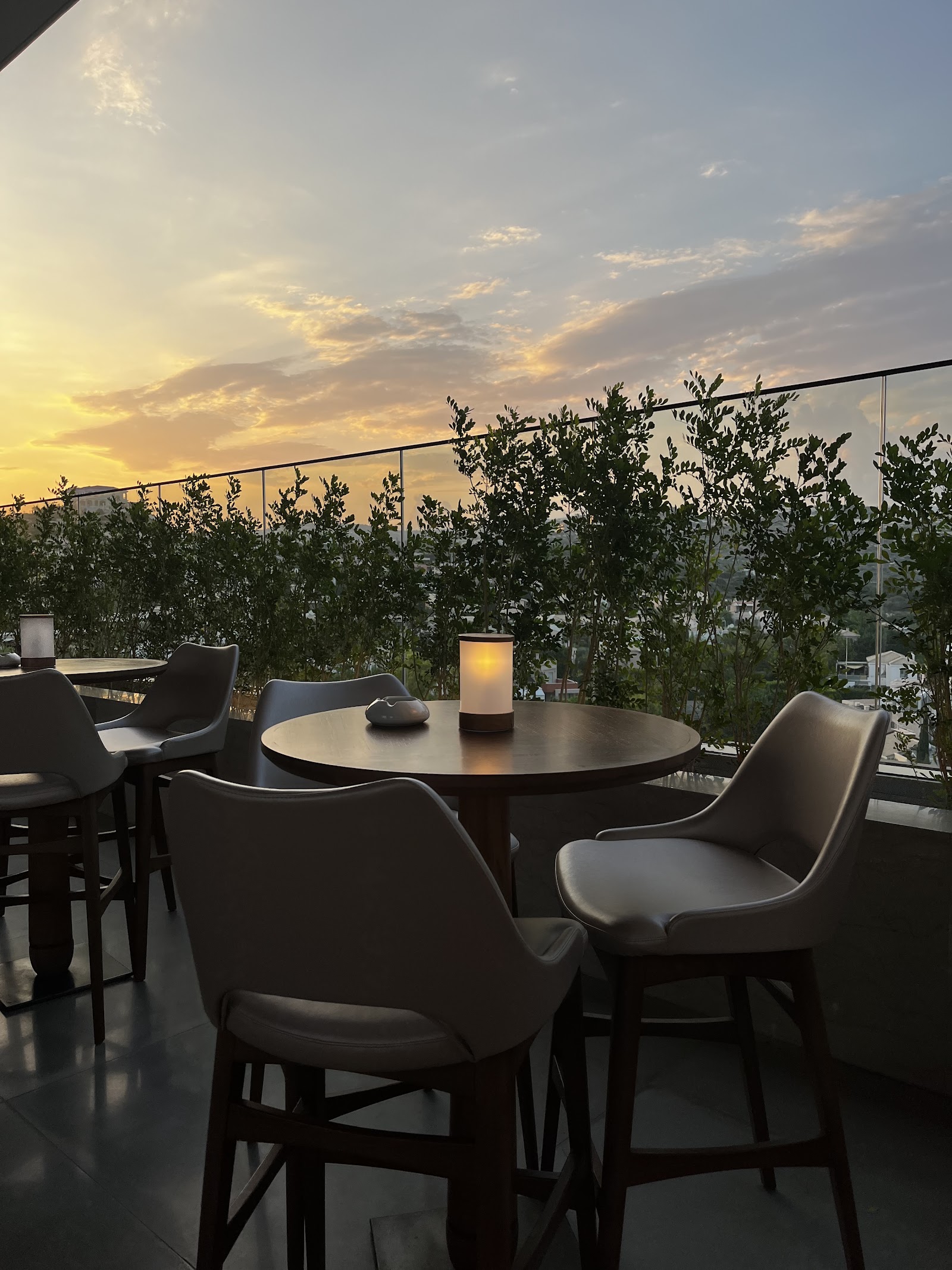 Rooftop Bar, 8th floor of AMARA Hotel mekanı