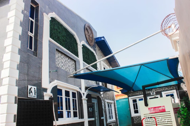 House Eleven Hotel and Apartments