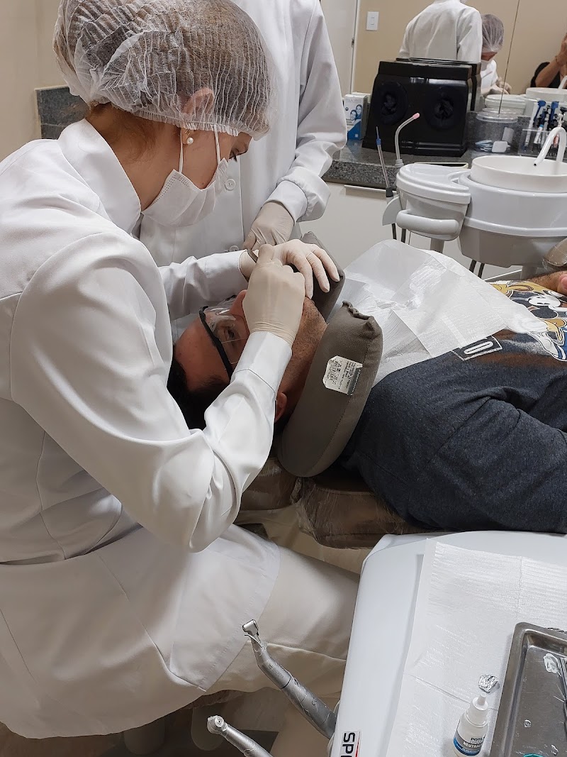 Dra Emmily Braz- Endodontista - foto 2