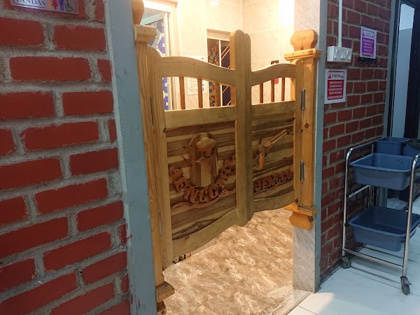 Papa Jenggo Bistro - Photo 1