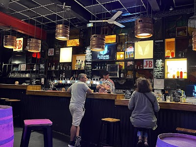 Photo Le passage du chat blanc