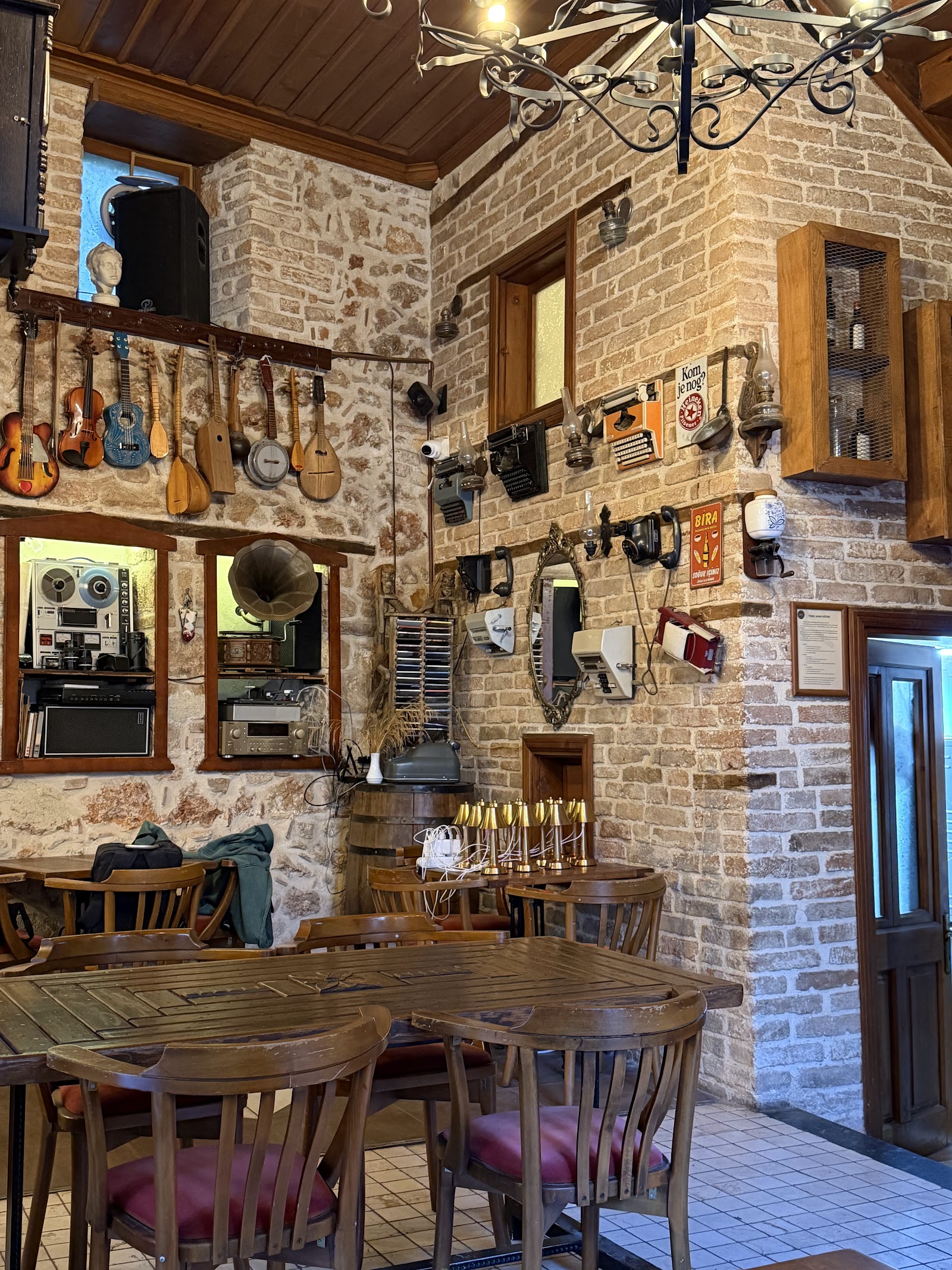 Karaf Bistro Kaleiçi mekanı