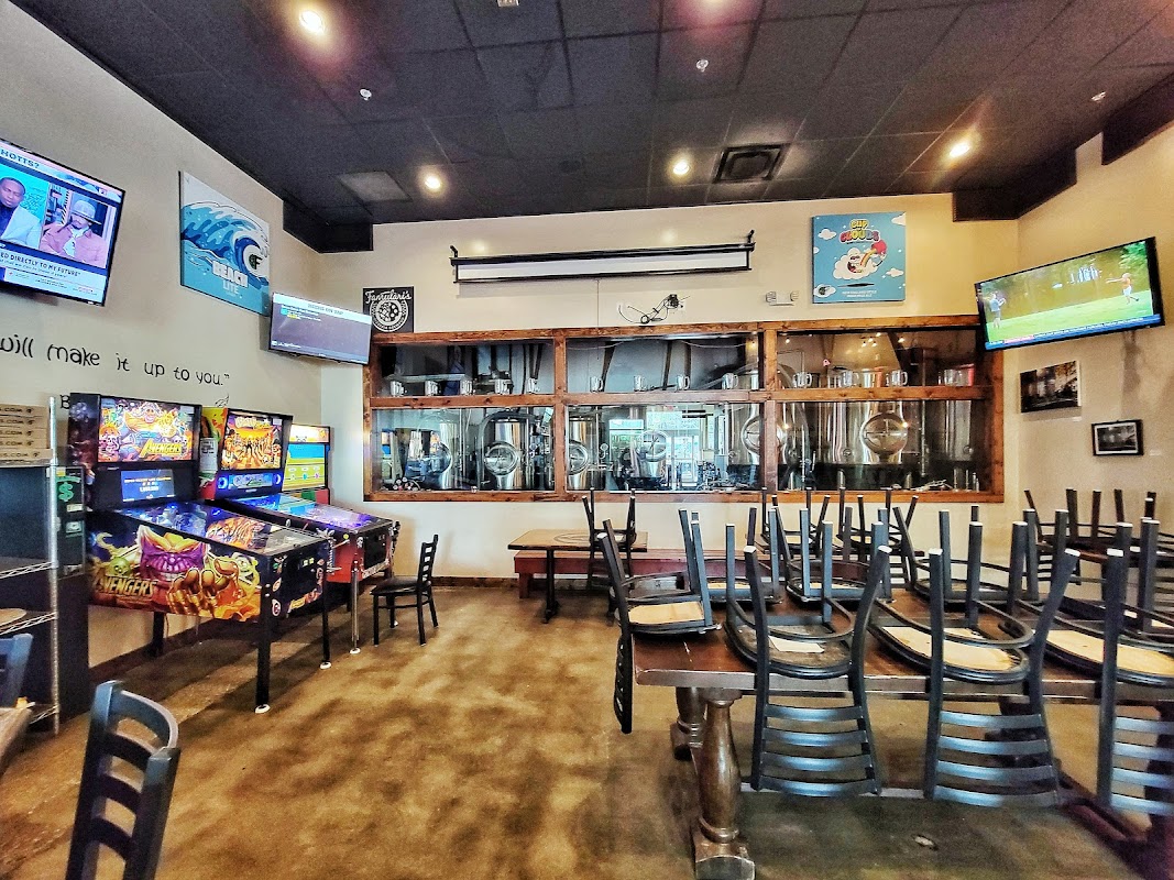 Fam's Brewing Co. featuring Famulari's Pizzeria photo 4