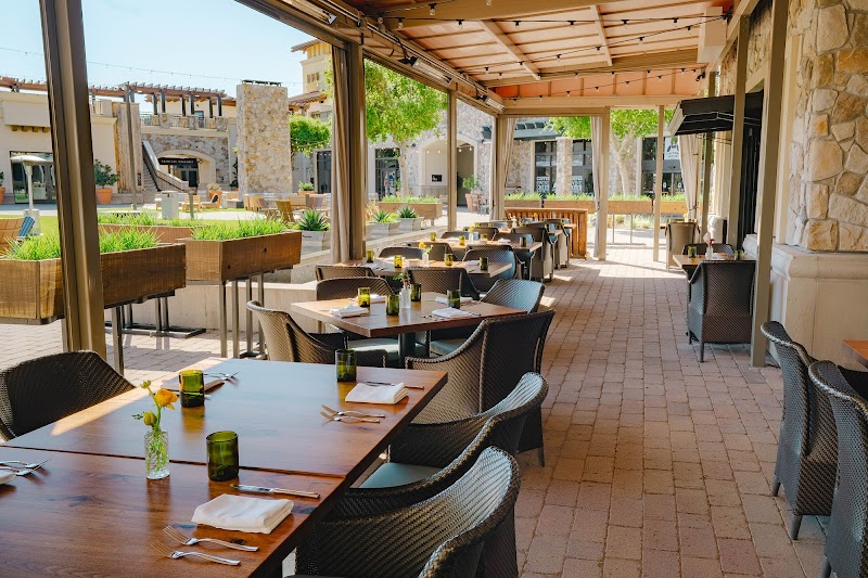 Al fresco dining with Napa gateway views