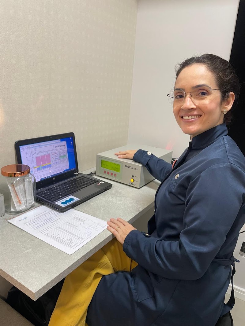 Dra Iluska Fontes - Implantes Dentários e Tratamento do Mau Halito - foto 5