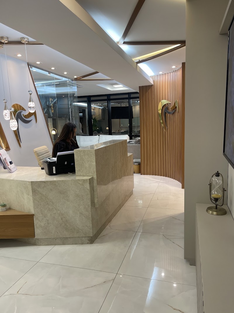 Dra. Mayara Ferraz - Dentista - Lentes em Resina - foto 2