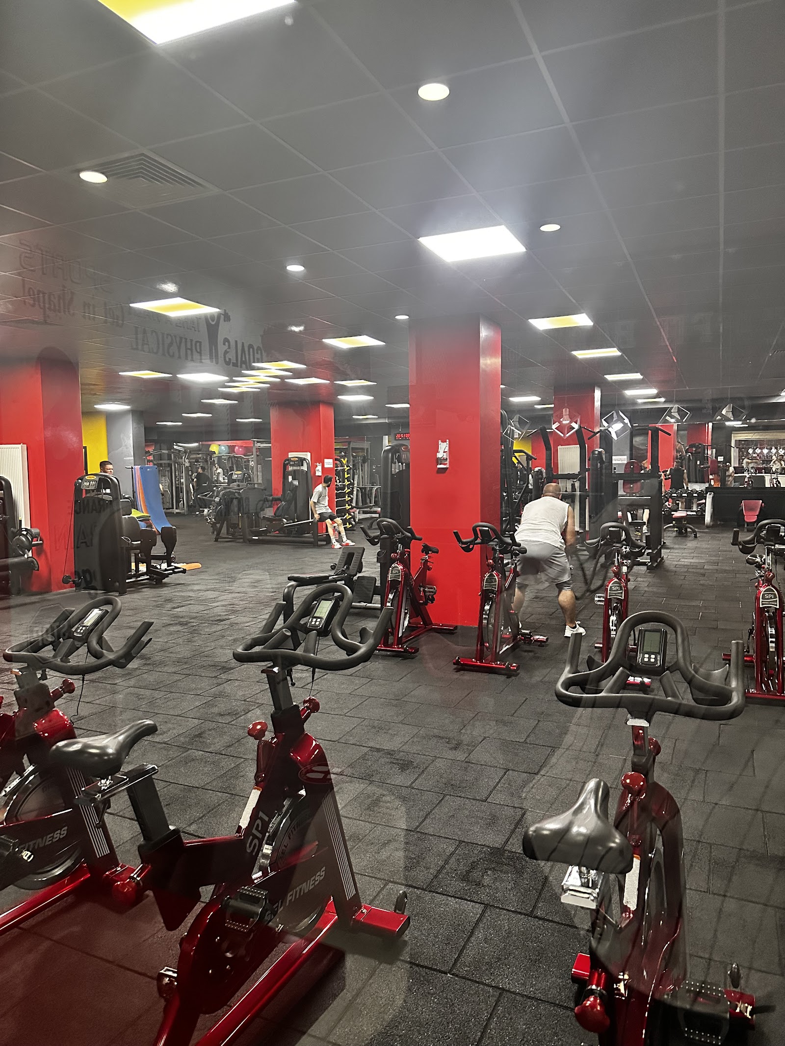 Club Maxfit Spor Salonu mekanı