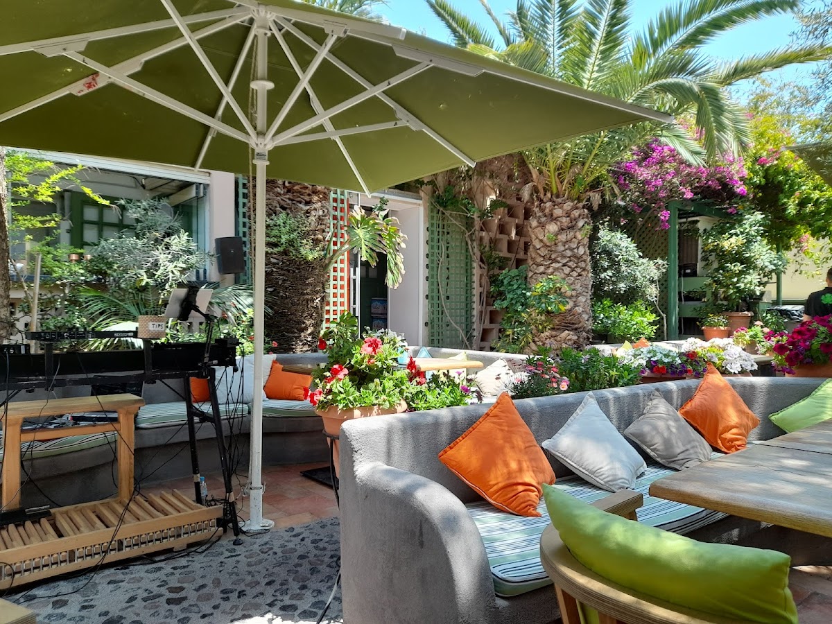 Pelican Kipos cafe and wine restaurant in santorini