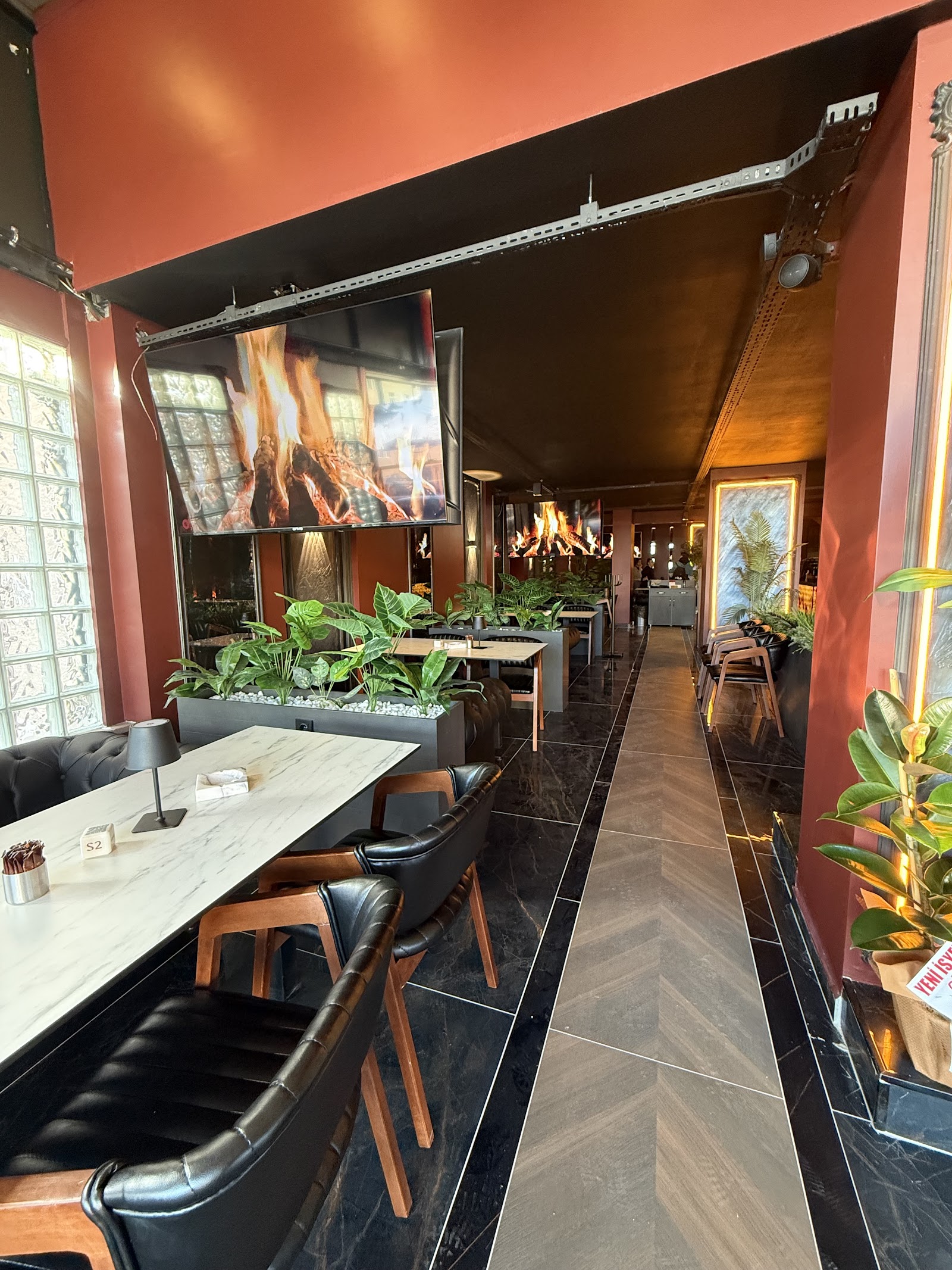Strada Via Lounge mekanı