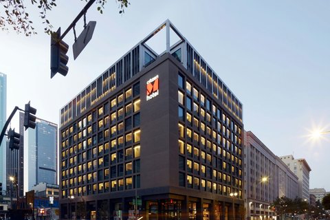 citizenM Los Angeles Downtown