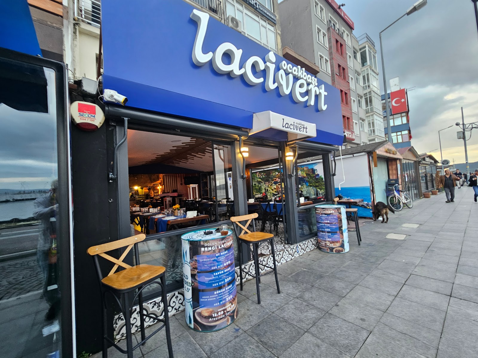 Lacivert Ocakbaşı mekanı