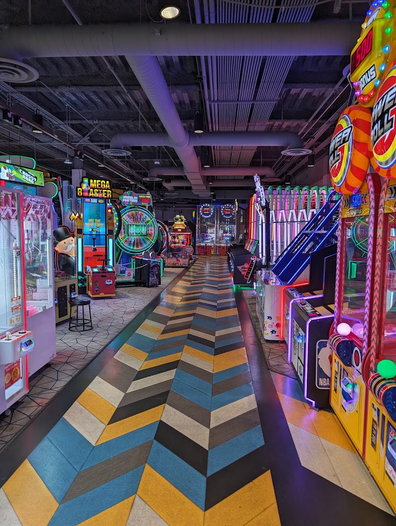 Round1 Bowling & Arcade Burbank Town Center — Amusement Center in Burbank