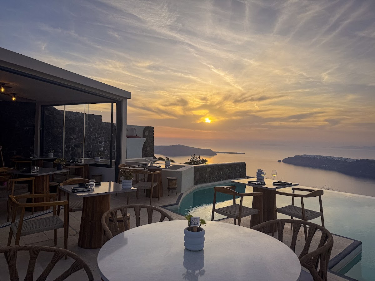 Above Bistro in santorini