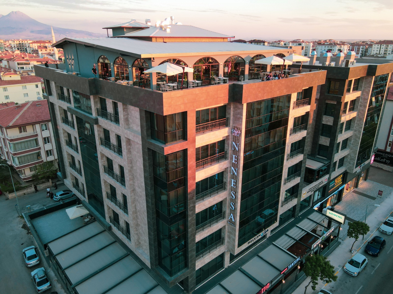 Nenessa Hotel mekanı