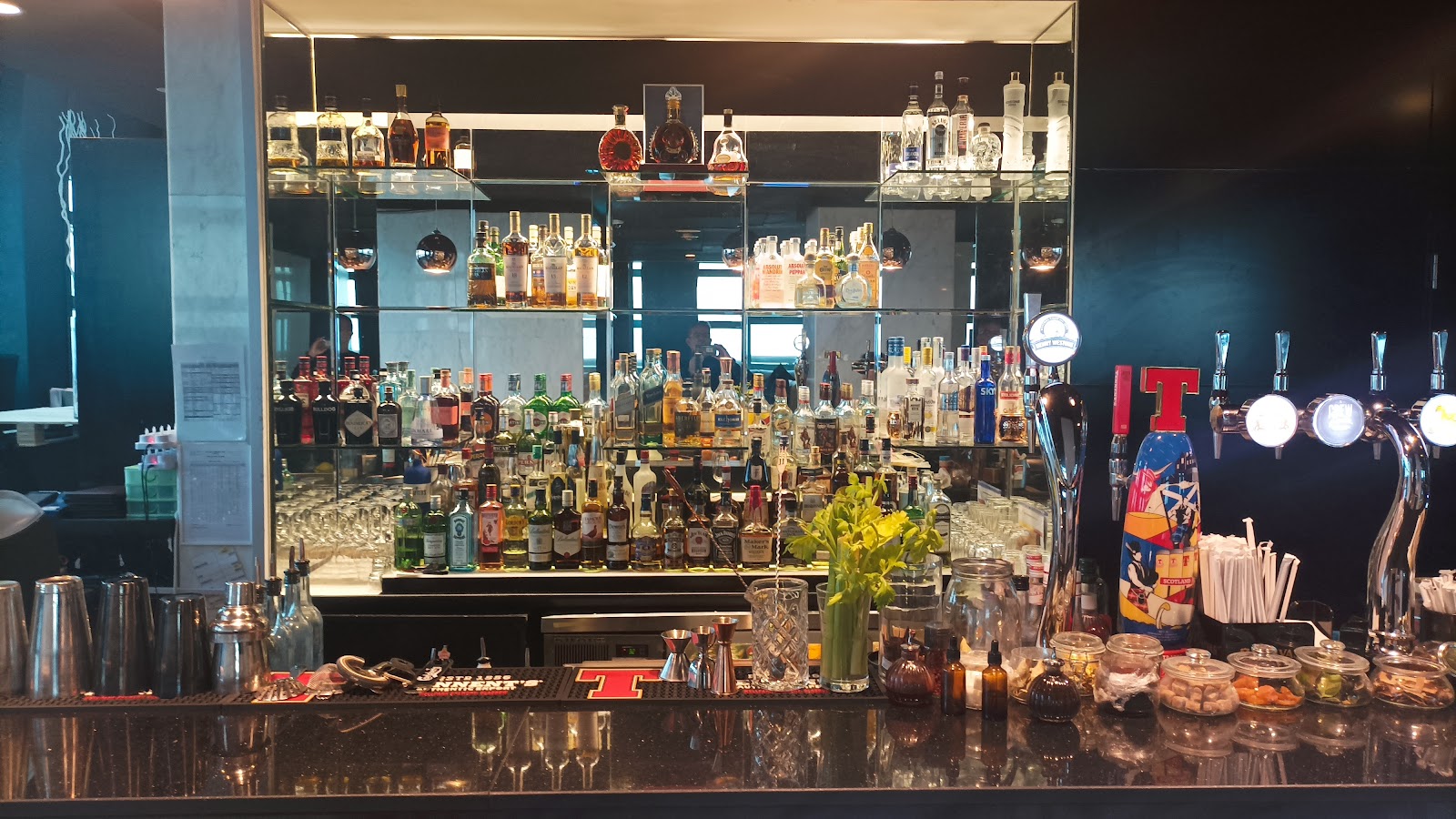 Jazz & Fizz Bar, Sofitel Abu Dhabi Corniche
