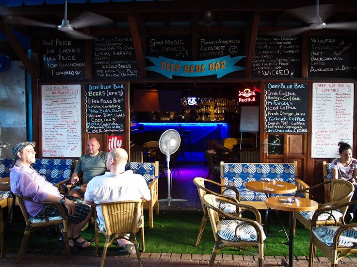 Deep Blue Bar mekanı