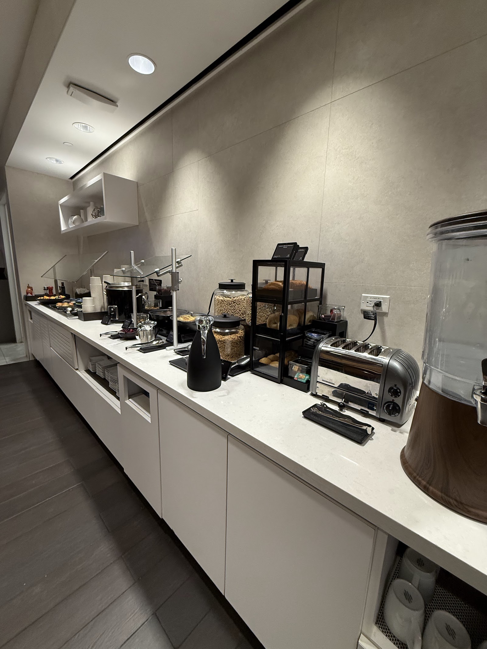 American Airlines Admirals Club — photo 3 (via Google)